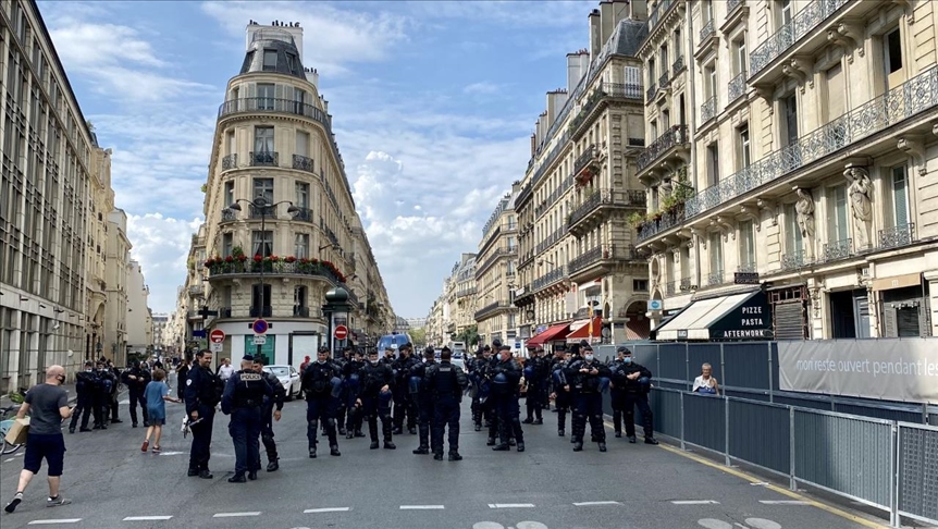 France : violents affrontements entre les forces de l’ordre et les manifestants anti pass sanitaire à Paris