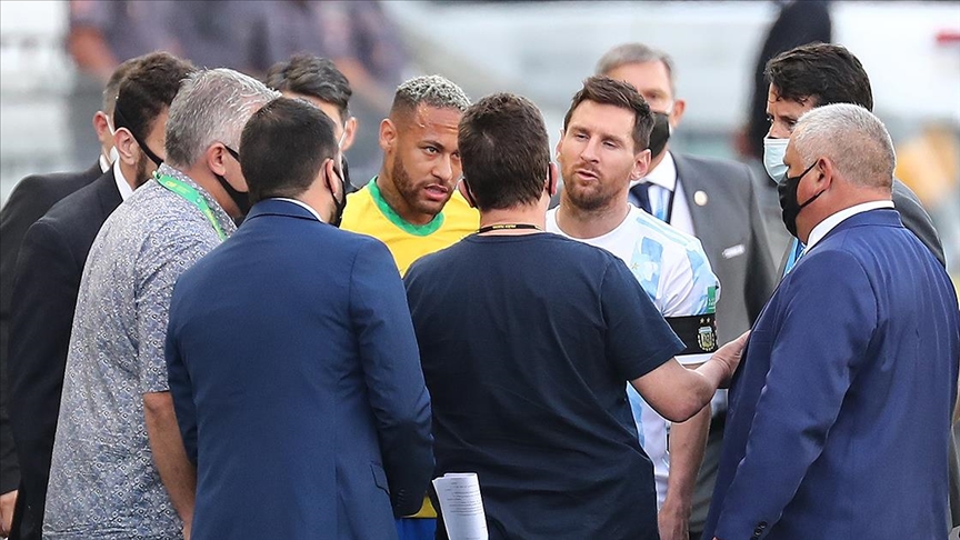 Brezilya-Arjantin maçı, Brezilya Sağlık Kurulu yetkililerinin sahaya müdahalesi nedeniyle durdu