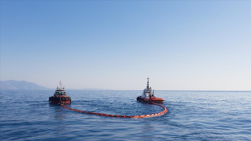 Hatay açıklarındaki Suriye kaynaklı petrol sızıntısını tarama çalışmaları 2 gemiyle sürdürülüyor