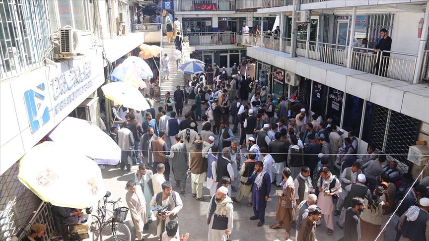Kabilde yeniden açılan döviz bürolarına Afgan halkı yoğun ilgi gösterdi