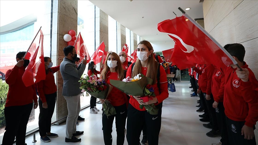 Olimpiyat şampiyonu Golbol Kadın Milli Takımı Ankarada çiçeklerle karşılandı