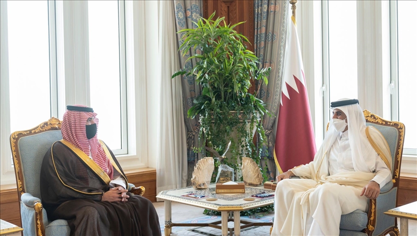 أمير قطر يبحث مع وزير الداخلية السعودي تطوير العلاقات 