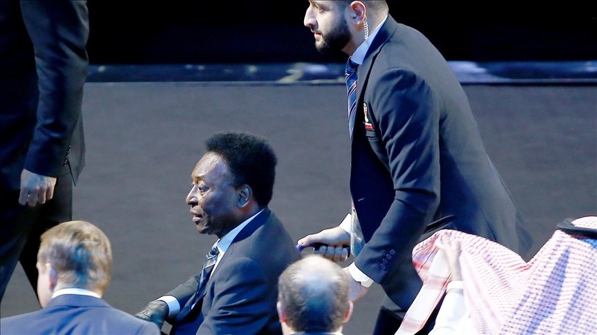 Pele hospitalized after routine exams indicate health problems