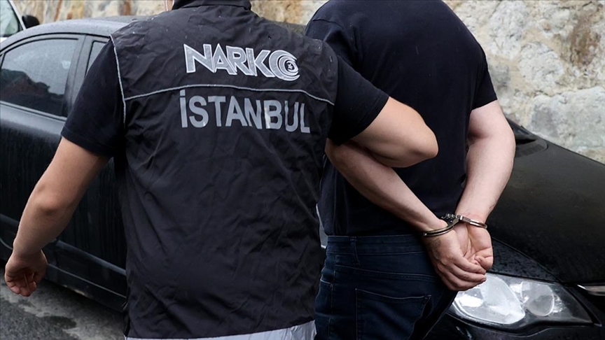 İstanbulda uyuşturucu satıcılarına eş zamanlı operasyon: 25 gözaltı