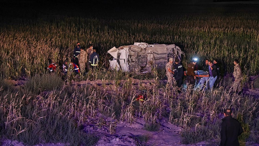 Düzensiz göçmenleri taşıyan araç kaza yaptı: 1 ölü, 15 yaralı