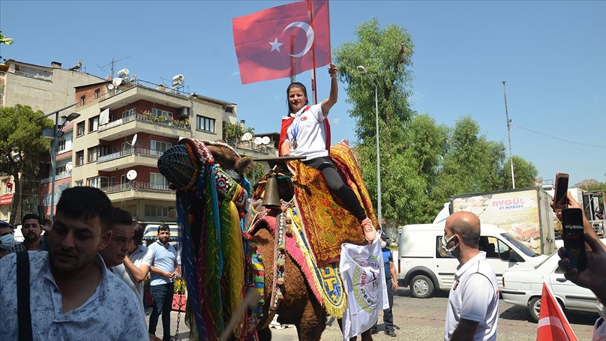 Dünya ikincisi işitme engelli atlet Aysun Akay, Aydında deve turuyla vatandaşları selamladı