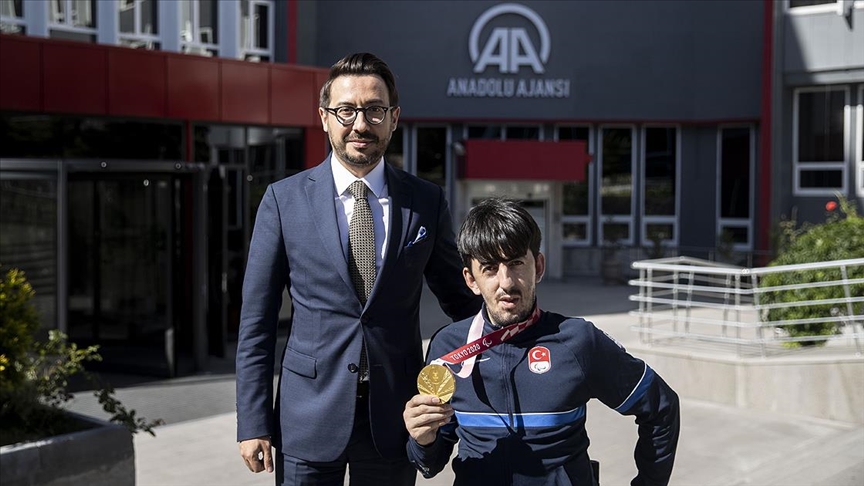 AA Genel Müdürü Karagöz, Tokyo Paralimpik Oyunları'nda altın madalya kazanan Öztürk ile bir araya geldi
