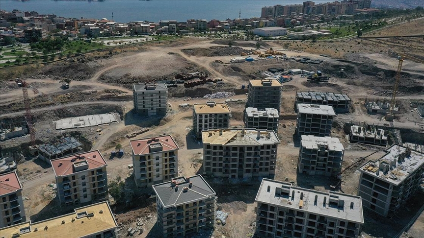 İzmir'de yapımı süren deprem konutları hak sahipleri için yükseliyor 