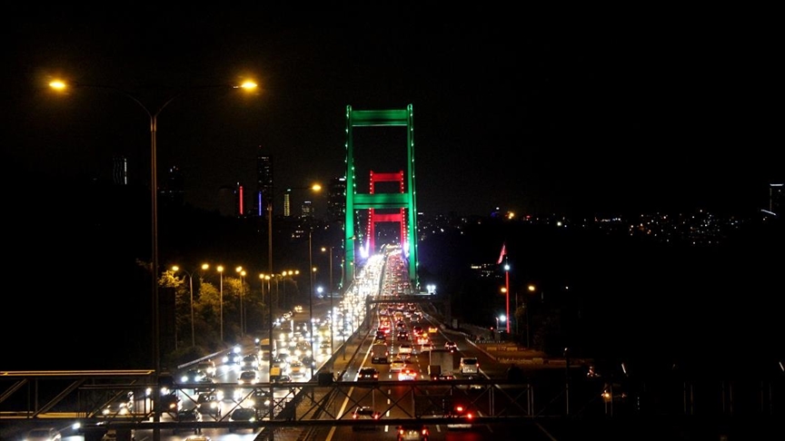 İstanbulun iki köprüsü Tacikistan bayrağının renkleriyle aydınlatıldı