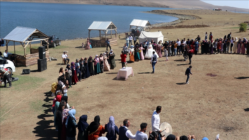 Bûk û zavayê Agirî ji bo ku Kovîd-19 nekişe wan li qeraxê golê dewata xwe kir