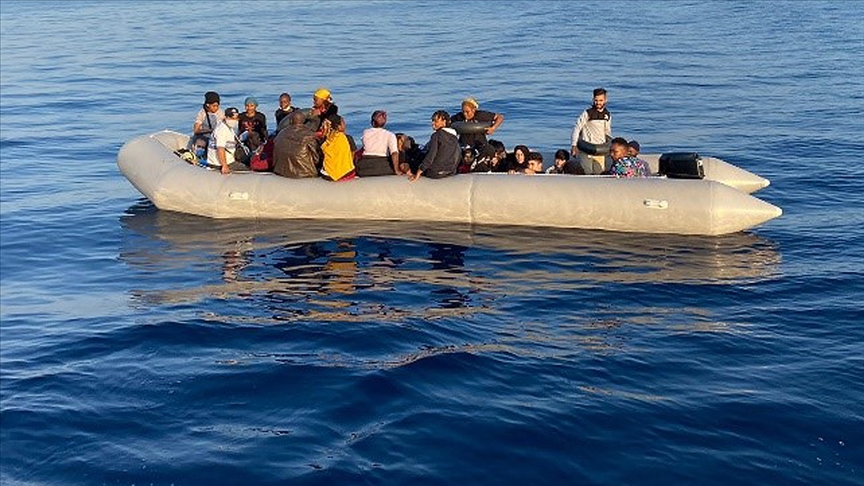 İngiltere göçmenleri taşıyan teknelere geri itme taktikleri uygulamayı planlıyor