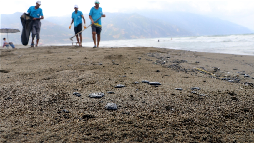 Hatay açıklarında Suriye kaynaklı petrol sızıntısına ilişkin temizlik çalışmaları sürüyor