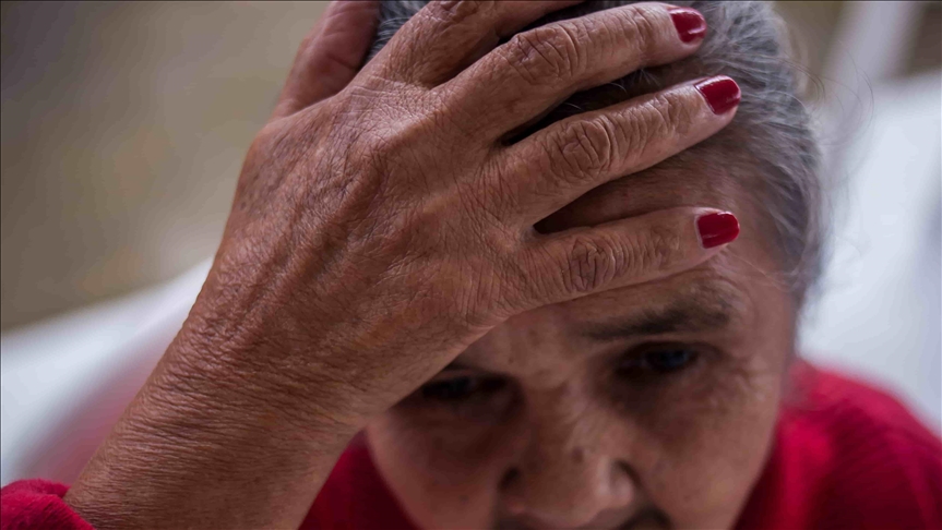 ¿Cómo pueden ayudar la familia, los amigos y los gobiernos a prevenir el suicidio?