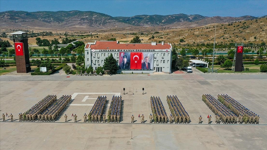 'Terörle mücadele' için yemin eden jandarma komandolar göreve hazır