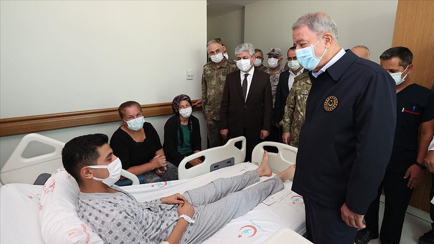 Milli Savunma Bakanı Akar İdlib'deki saldırıda yaralanan askerleri ziyaret etti