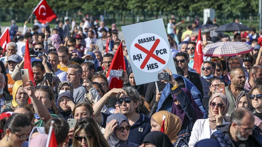 Kovid-19'la mücadelede aşı ile bazı uygulamalara karşı çıkan bir grup Maltepe'de toplandı