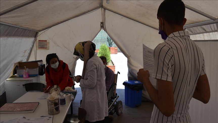 Köy köy dolaşıp aşı yapan sağlık ekipleri Karsı mavi kategoriye taşıdı