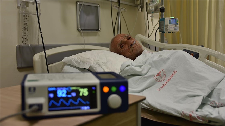 Tedavisi yoğun bakımda süren 73 yaşındaki Kovid-19 hastasından aşı olun çağrısı