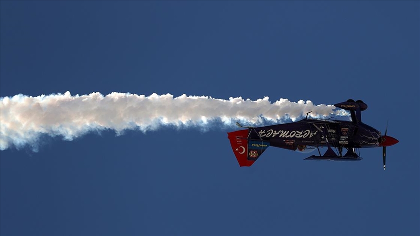 Yerli ve yabancı akrobasi pilotları Eskişehirde gösteri uçuşu yaptı