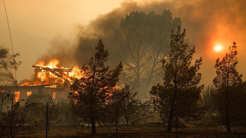 SAD: Šumski požar proširio se do autoputa u Kaliforniji