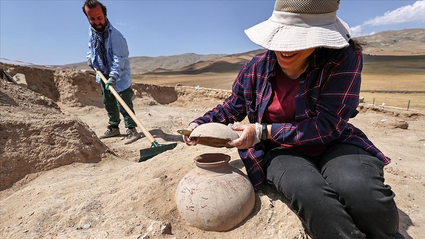 Çavuştepe Kalesinde bulunan 45 urne arkeologlarca mercek altına alındı