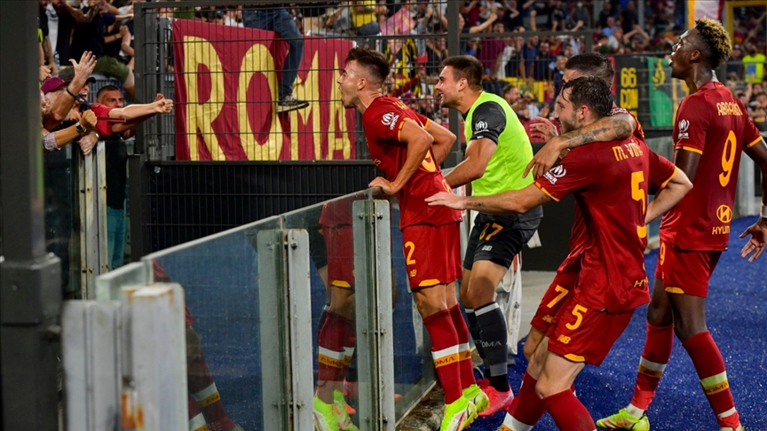 Roma, teknik direktörü Jose Mourinhonun 1000. maçında son dakika golüyle galip geldi
