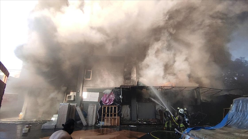 İstanbulda yatak ve baza imalathanesinde çıkan yangın söndürüldü