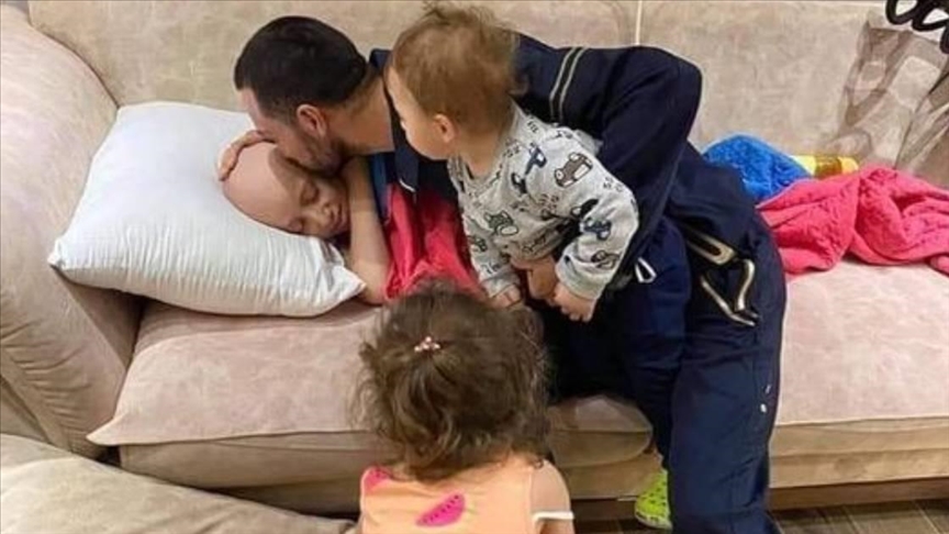 فلسطيني يودع نجله المصاب بالسرطان قبيل اعتقاله