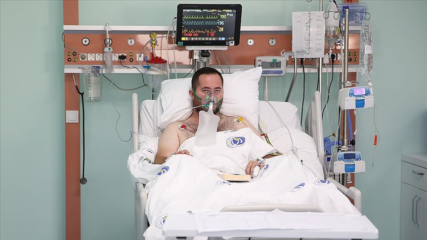 Hastanede Kovid-19 tedavisi süren genç, aşı olmamanın pişmanlığını yaşıyor