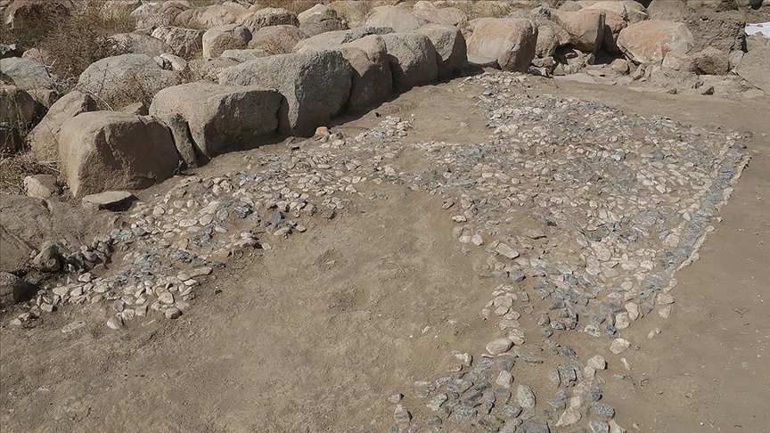 Uşaklı Höyükte 3 bin 500 yıllık mozaik bulundu