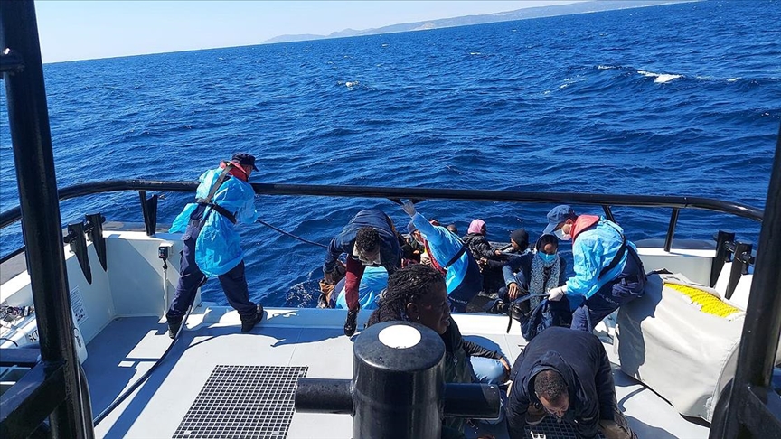 İzmirde 63 düzensiz göçmen kurtarıldı, 38 düzensiz göçmen ise yakalandı