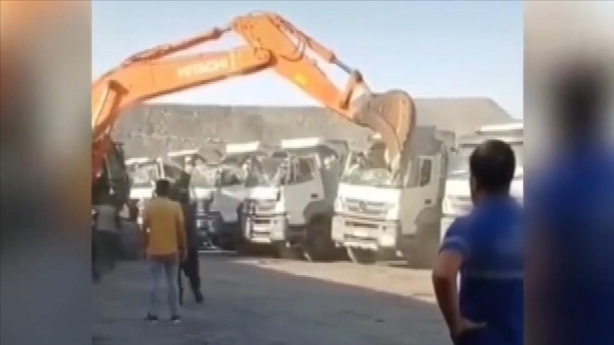 Şırnak’ta ücretini alamayan işçi iş makinesiyle kamyonların kabin kısmını ezdi