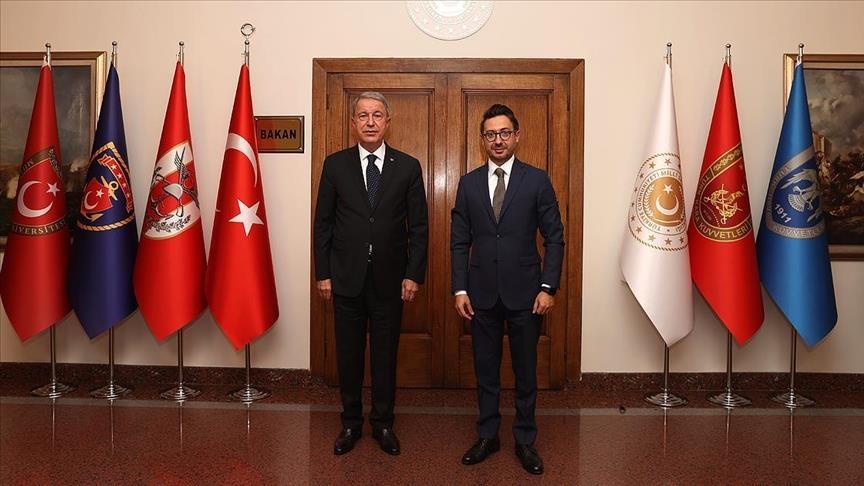 وزير الدفاع التركي يلتقي مدير عام الأناضول