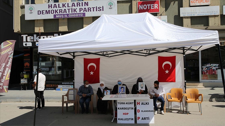 Muş'ta çocukları PKK'lı teröristlerce dağa kaçırılan ailelerin HDP binası önündeki eylemi sürüyor