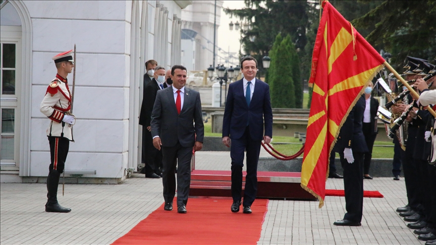 Qeveria e Kosovës e kryesuar nga kryeministri Albin Kurti mbërrin në Shkup