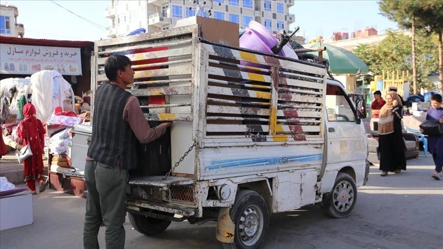 Los afganos venden sus enseres en medio de la creciente pobreza tras la toma de los talibanes