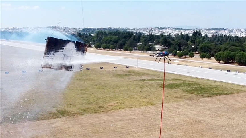 Vefa'lı gençlerin 'insansız yangın söndürme aracı' TEKNOFEST'te tüm görevleri başardı