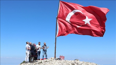 Ilgaz'ın zirvesindeki bayrak nöbetini 24 metrekarelik bayrakla sürdürdü