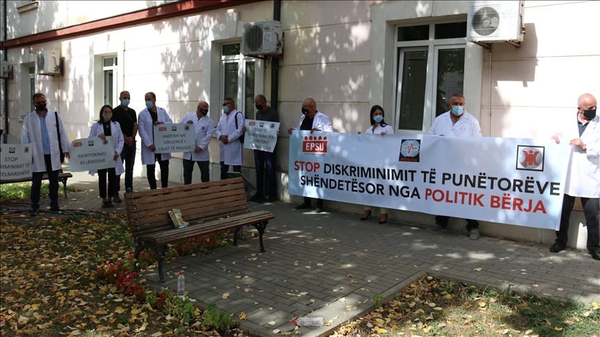 Prishtinë, dhjetëra mjekë protestojnë me kërkesë rritjen e shtesave mbi paga