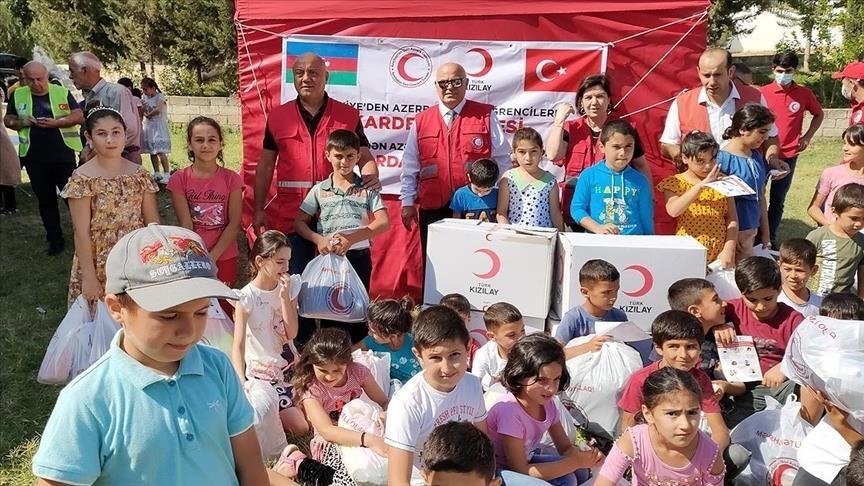 Le Croissant-Rouge turc distribue des fournitures scolaires à 2100 enfants au Karabagh