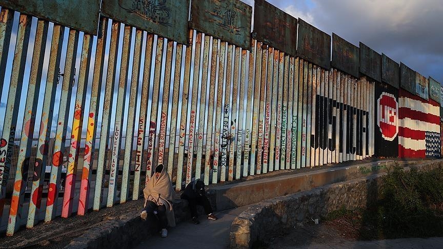 10,000 migrants camped under US bridge at Mexican border