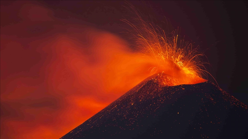Japón eleva el nivel de alerta a tres en una escala de cinco en zona donde hizo erupción un volcán 