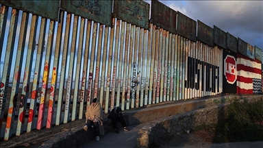 10,000 migrants camped under US bridge at Mexican border