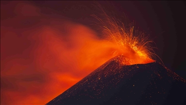 Japón eleva el nivel de alerta a tres en una escala de cinco en zona donde hizo erupción un volcán