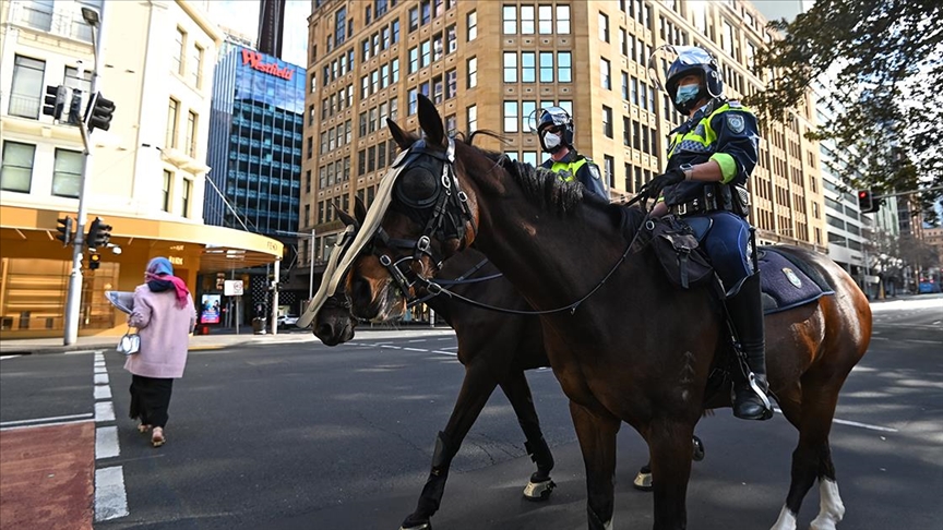 Avustralyada Kovid-19 yasaklarını protesto eden göstericiler polisle çatıştı
