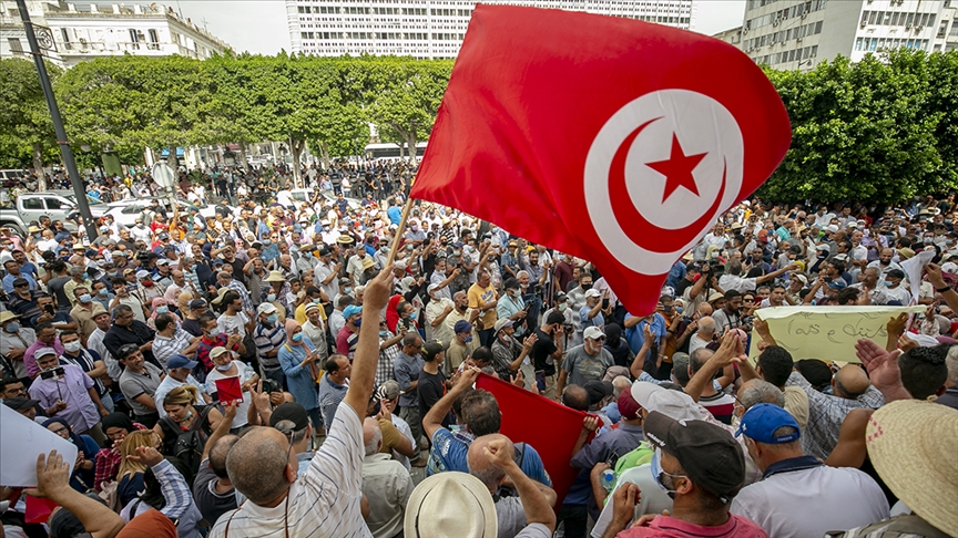 تونس.. المئات يطالبون بإنهاء تدابير الرئيس "الاستثنائية"