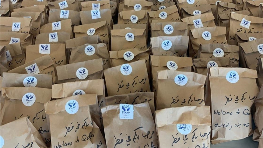 الدوحة.. شباب قطريون يقدمون وجبات للاجئين أفغان
