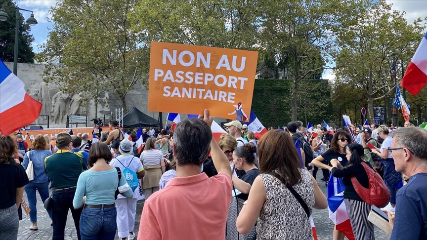 Fransa'da hükümetin Kovid-19 ile mücadele politikasına karşı çıkanlar yine sokaklarda