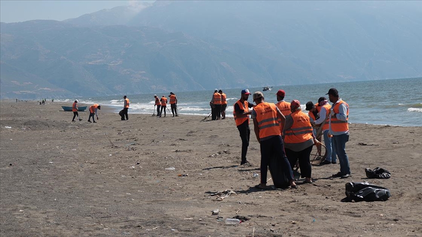 Hatay sahillerinde Suriye kaynaklı petrol sızıntısının temizlik çalışmaları sürüyor