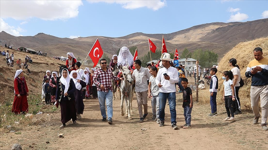 Van'da Kırgız Türklerinin düzenlediği 'kültür şenliği' renkli görüntülere sahne oldu